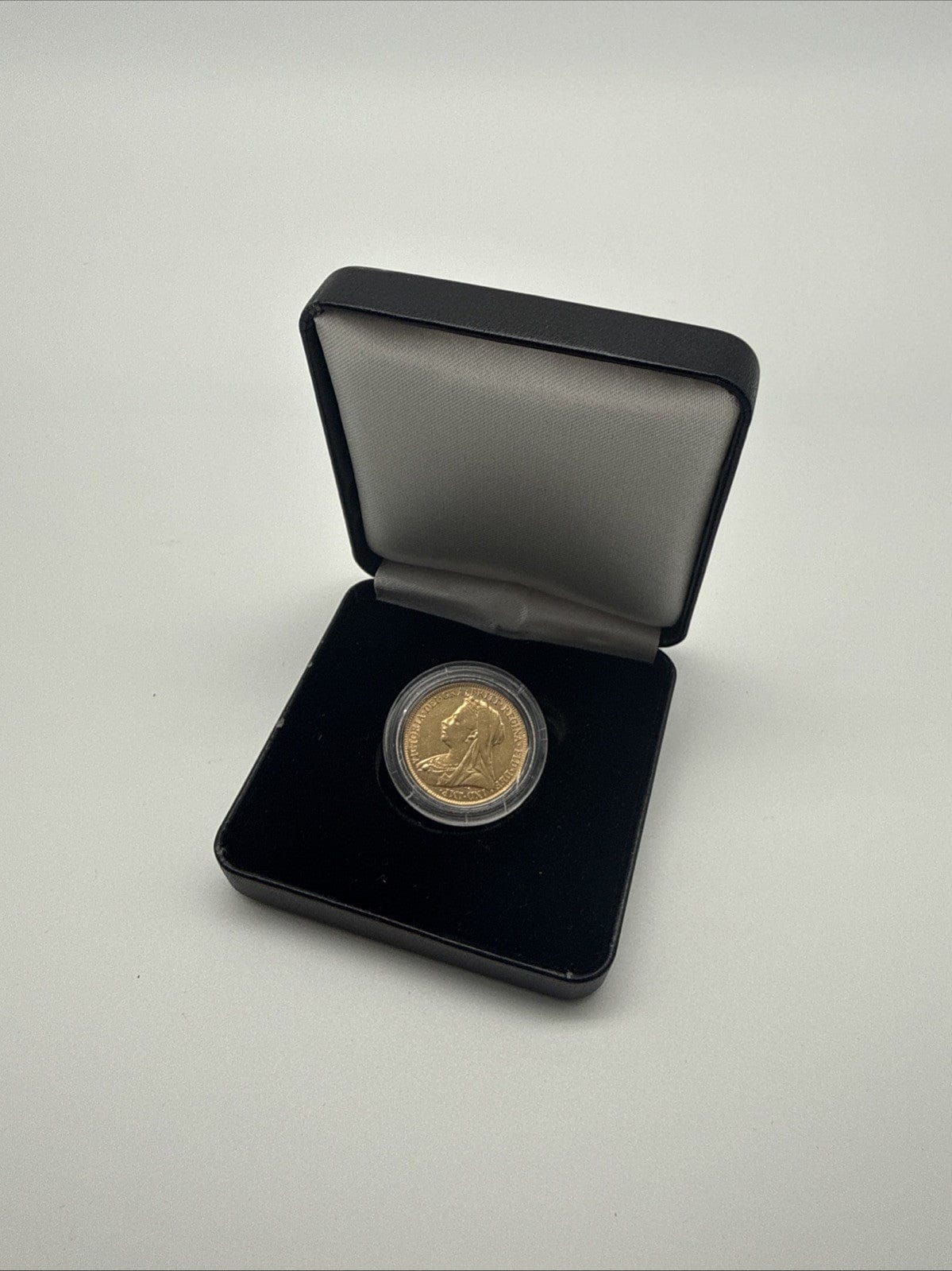 Exclusive Coins 1900 Queen Victoria Widow Head London Struck Full Sovereign 22k