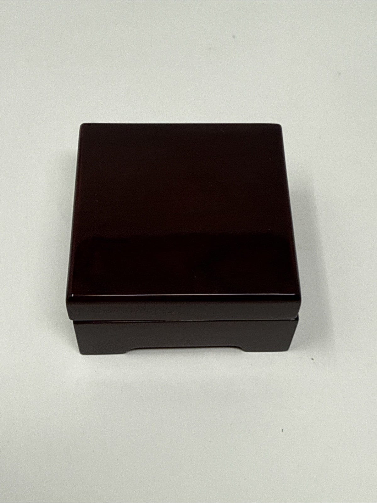 Exclusive Coins 1957 Queen Elizabeth II First Issue Full Gold Sovereign Nice Grade