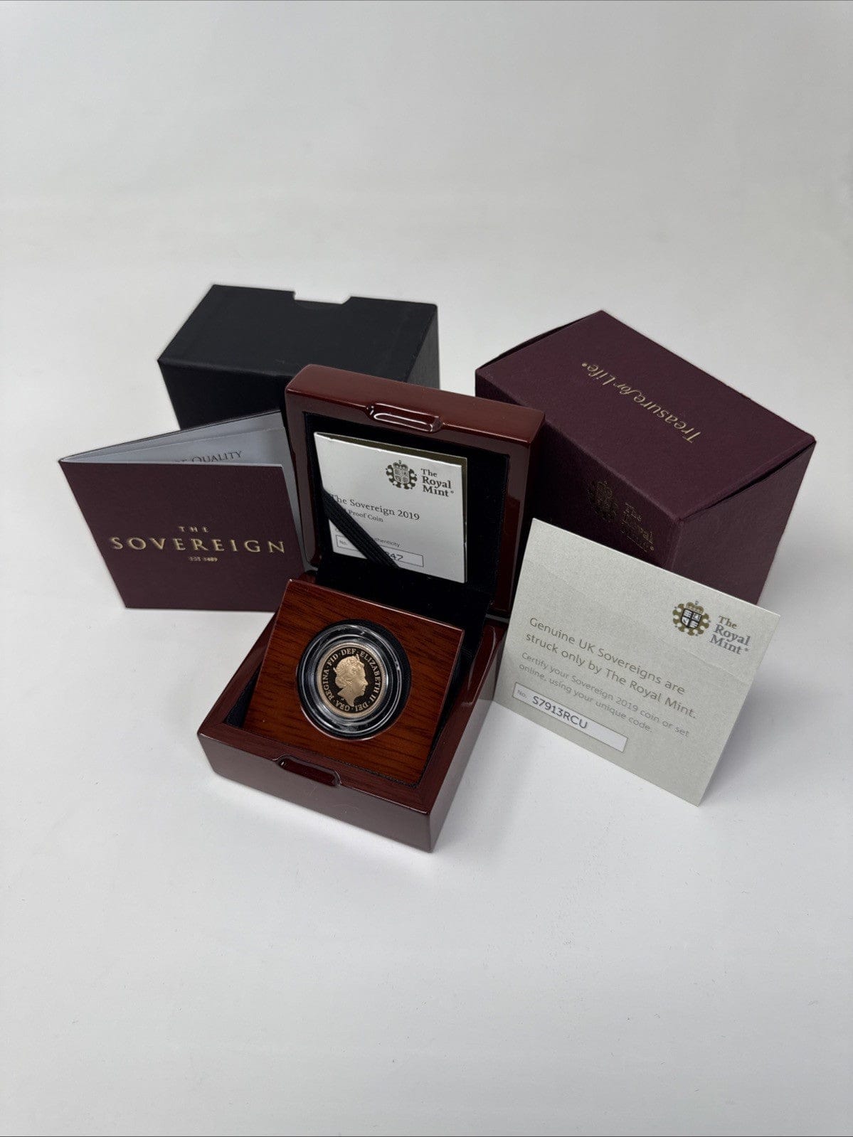 Exclusive Coins 2019 Queen Elizabeth II Proof Full Gold Sovereign  Royal Mint FDC